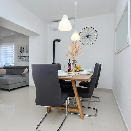 Tatil Evi In With Wi-fi Debeljak