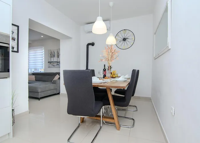 Vakantiehuis In With Wi-fi Debeljak